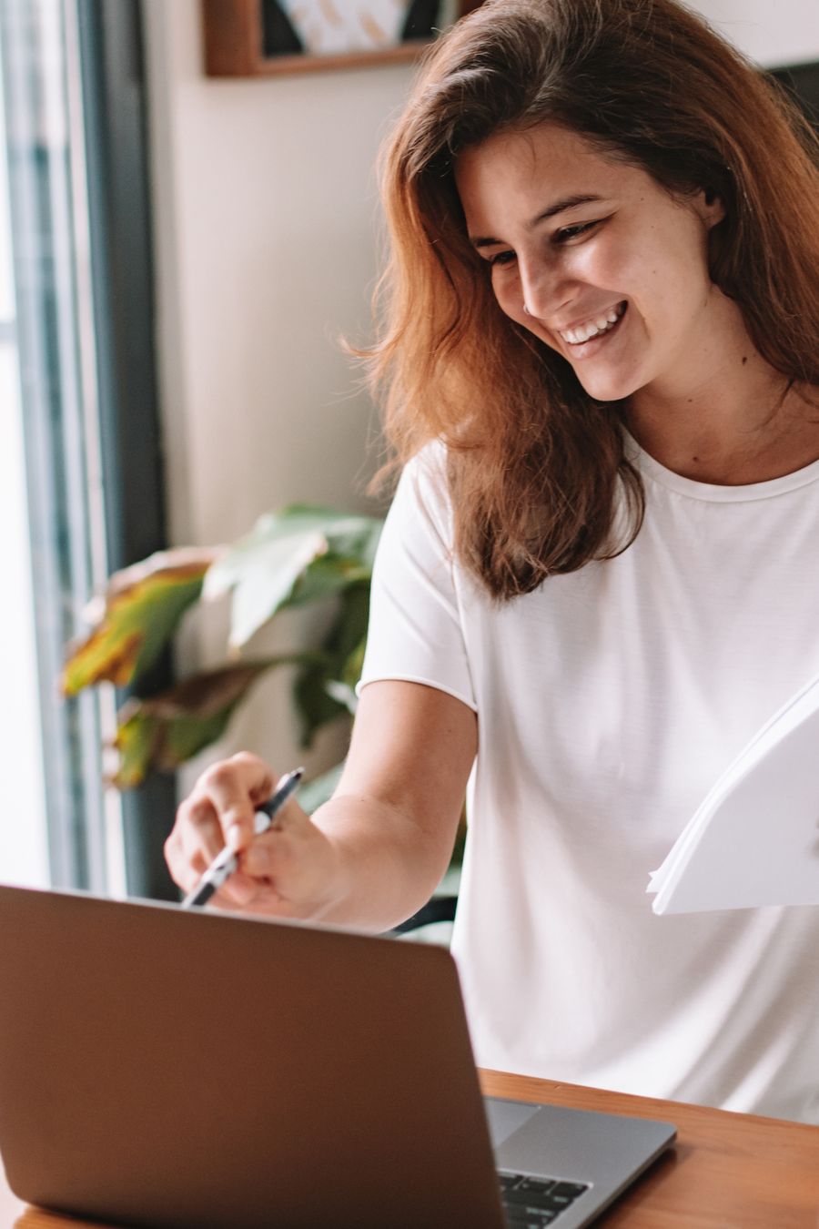 Cliente sorrindo enquanto usa o notebook